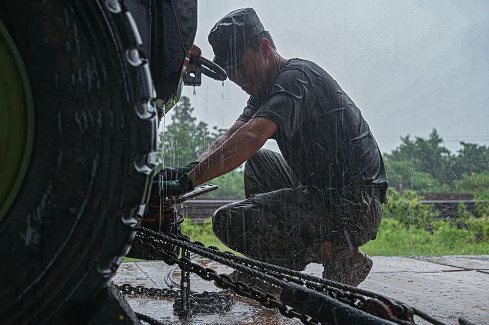 惊险对决！球队临危不乱准备应对挑战的简单介绍