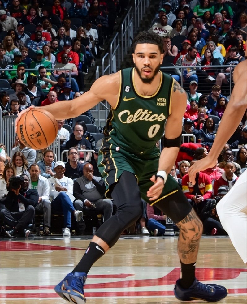 包含凯尔特人队老将重返赛场，经验发挥关键作用的词条